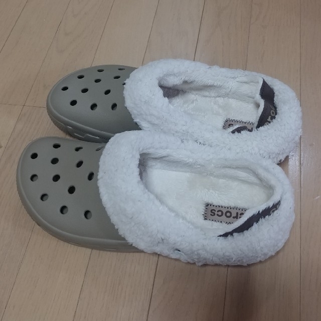 crocs(クロックス)の【新品・レア！！】crocs　クロックス　ボア　グレー　M１１　２９CM メンズの靴/シューズ(サンダル)の商品写真