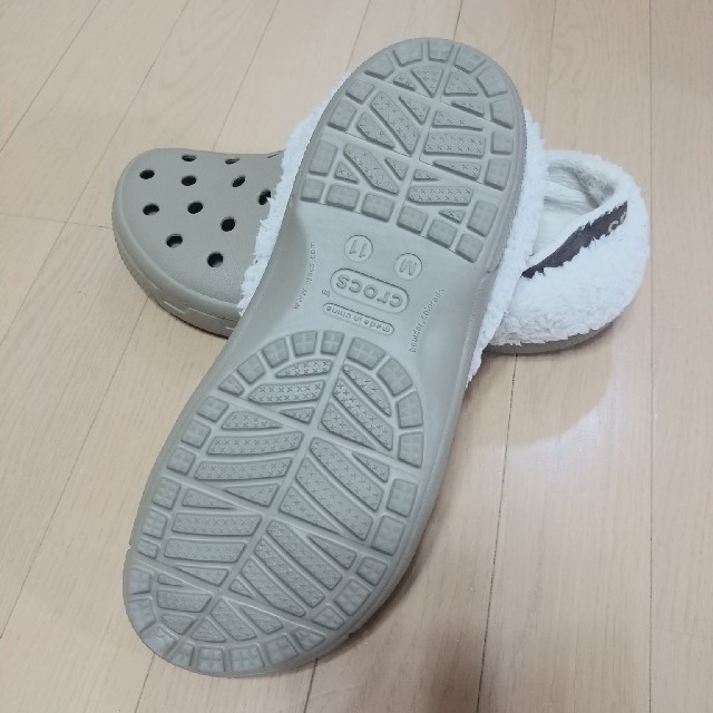 crocs(クロックス)の【新品・レア！！】crocs　クロックス　ボア　グレー　M１１　２９CM メンズの靴/シューズ(サンダル)の商品写真