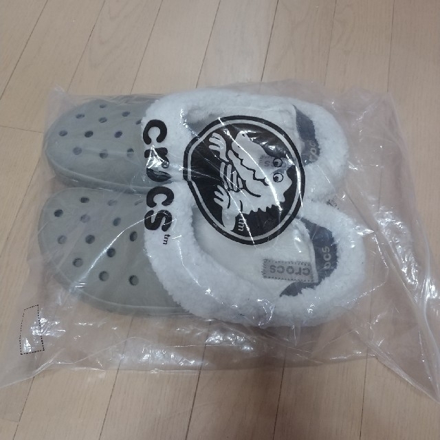 crocs(クロックス)の【新品・レア！！】crocs　クロックス　ボア　グレー　M１１　２９CM メンズの靴/シューズ(サンダル)の商品写真