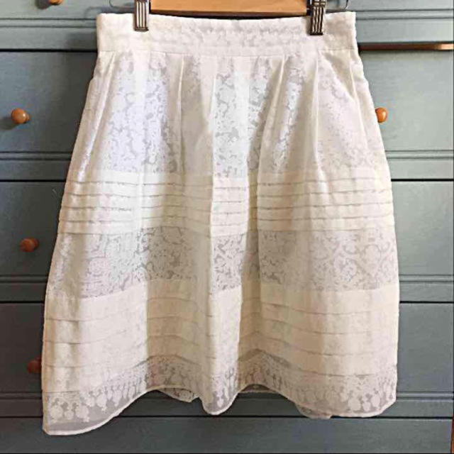 JILLSTUART(ジルスチュアート)の値下げジルスチュアート 白スカート レディースのスカート(ミニスカート)の商品写真