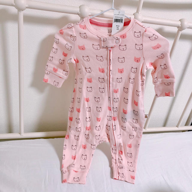 babyGAP(ベビーギャップ)の新品未使用 baby gap フェイバリット クマプリント ジップボディオール キッズ/ベビー/マタニティのベビー服(~85cm)(ロンパース)の商品写真