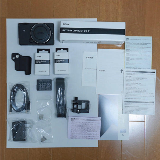 SIGMA(シグマ)のSIGMA fp 本体　アクセサリーセット　2019/10/31購入 スマホ/家電/カメラのカメラ(デジタル一眼)の商品写真