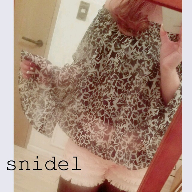 SNIDEL(スナイデル)のスナイデル♡星柄オフショルトップス レディースのトップス(シャツ/ブラウス(長袖/七分))の商品写真