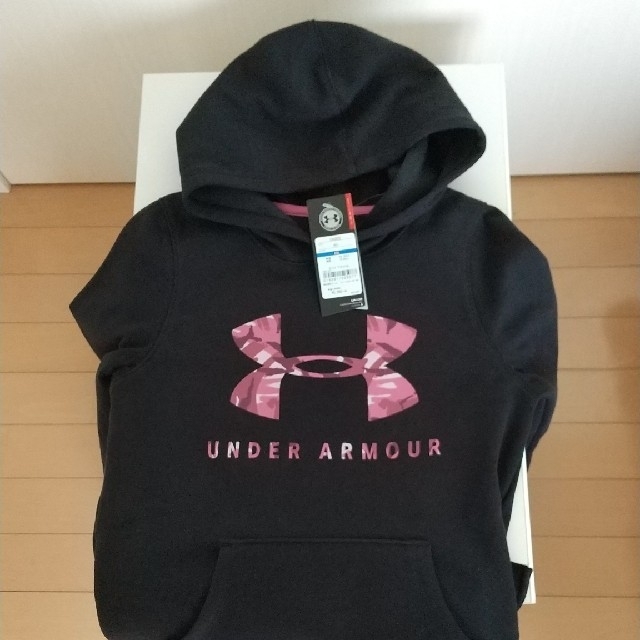 UNDER ARMOUR(アンダーアーマー)のアンダーアマー パーカー&アディダスメンズTシャツセット  キッズ/ベビー/マタニティのキッズ服女の子用(90cm~)(Tシャツ/カットソー)の商品写真