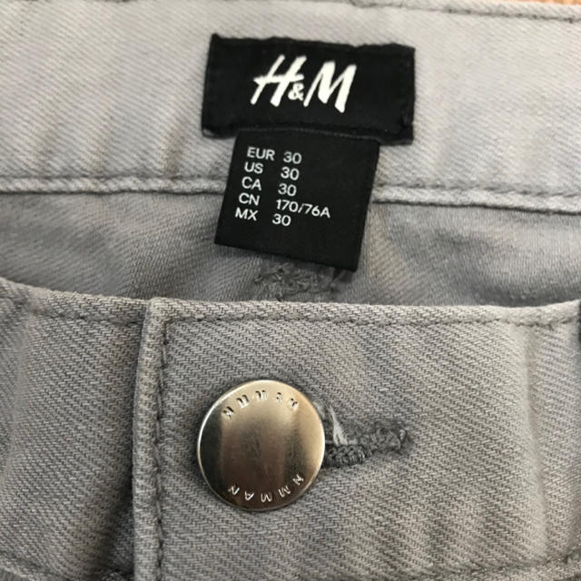 H&M(エイチアンドエム)のＨ&M スキニーパンツ グレー 30インチ レディースのパンツ(スキニーパンツ)の商品写真