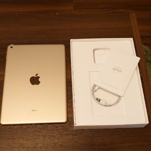 iPad(アイパッド)のiPad 2017 第5世代 9.7  Gold 128GB  wi-fiモデル スマホ/家電/カメラのPC/タブレット(タブレット)の商品写真