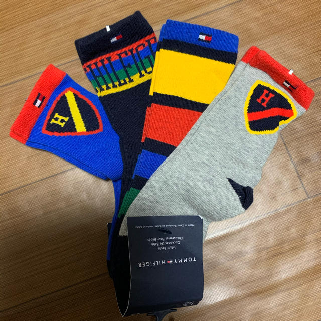 TOMMY HILFIGER(トミーヒルフィガー)の新品・未使用★TOMMY HILIGER 4足セット 2-4year キッズ/ベビー/マタニティのこども用ファッション小物(靴下/タイツ)の商品写真