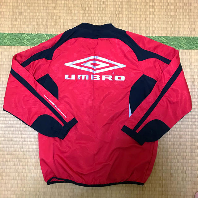 UMBRO(アンブロ)のアンブロ  umbro ピステ 赤 Sサイズ スポーツ/アウトドアのサッカー/フットサル(ウェア)の商品写真