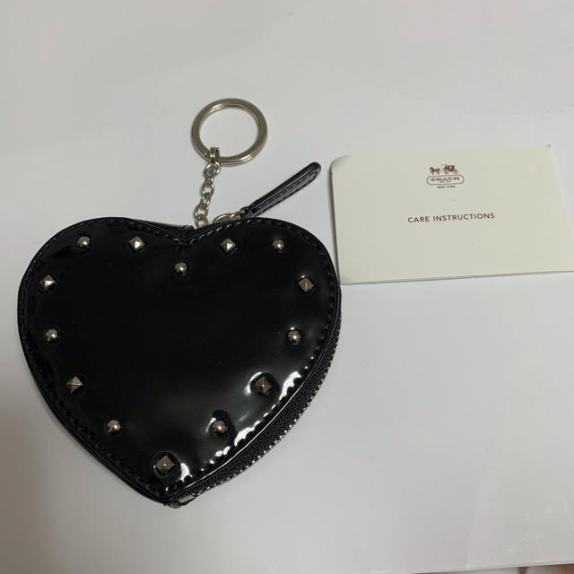 COACH(コーチ)の【あーちゃ0215様ご専用】coach ハート　エナメル　黒キーリング付きポーチ レディースのファッション小物(ポーチ)の商品写真