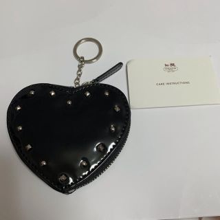 コーチ(COACH)の【あーちゃ0215様ご専用】coach ハート　エナメル　黒キーリング付きポーチ(ポーチ)