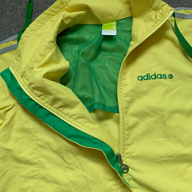 adidas(アディダス)のアディダス　レモン色　マウンテンパーカー　 レディースのジャケット/アウター(ナイロンジャケット)の商品写真