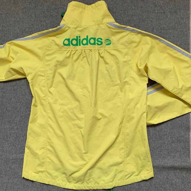 adidas(アディダス)のアディダス　レモン色　マウンテンパーカー　 レディースのジャケット/アウター(ナイロンジャケット)の商品写真