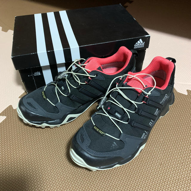 adidas トレッキングシューズ 23.5