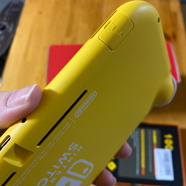 任天堂(ニンテンドウ)のNintendo Switch Lite イエロー 若干のスレ有り エンタメ/ホビーのゲームソフト/ゲーム機本体(家庭用ゲーム機本体)の商品写真