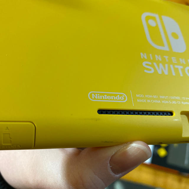 任天堂(ニンテンドウ)のNintendo Switch Lite イエロー 若干のスレ有り エンタメ/ホビーのゲームソフト/ゲーム機本体(家庭用ゲーム機本体)の商品写真