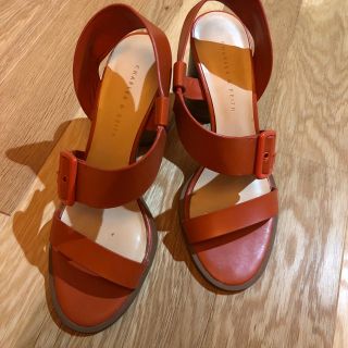 チャールズアンドキース(Charles and Keith)のこれからの季節に　CHARLES & KEITH  足元鮮やかなサンダル(サンダル)