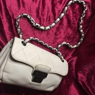 シャネル(CHANEL)のCHANEL チェーンショルダーバッグ レザー アイボリー 9番台　極美品(ショルダーバッグ)