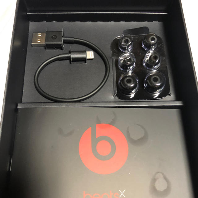 Beats by Dr Dre(ビーツバイドクタードレ)のbeatsX ブラック　美品 スマホ/家電/カメラのオーディオ機器(ヘッドフォン/イヤフォン)の商品写真