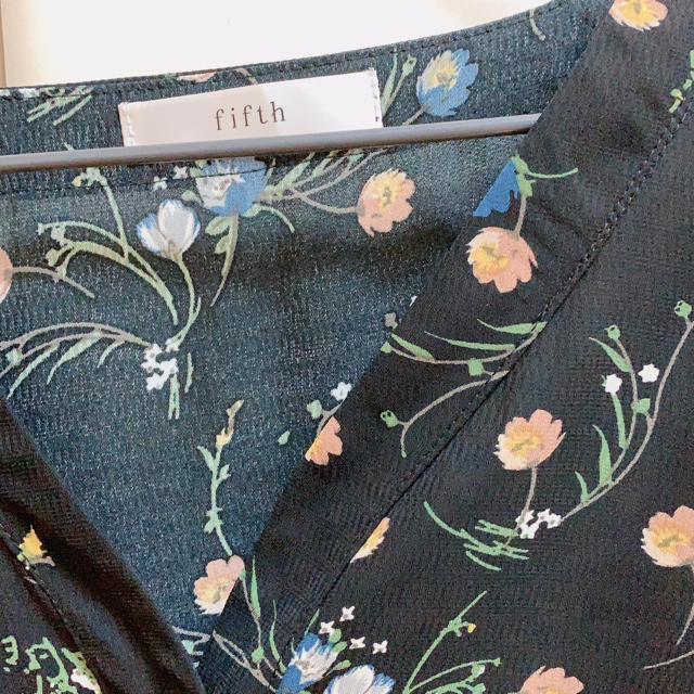 fifth(フィフス)のfifth 花柄シャツ レディースのトップス(シャツ/ブラウス(長袖/七分))の商品写真