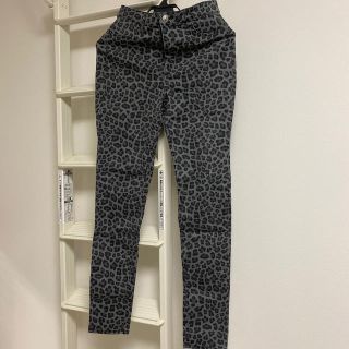 エイチアンドエム(H&M)のレオパード柄パンツ(カジュアルパンツ)