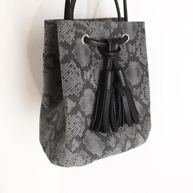 まゆゆ様専用◼︎ 本革パイソン巾着バッグ レディースのバッグ(ショルダーバッグ)の商品写真