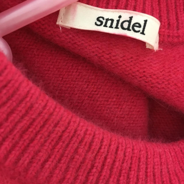 SNIDEL(スナイデル)のスナイデル肩あきニット石原さとみピンク レディースのトップス(ニット/セーター)の商品写真