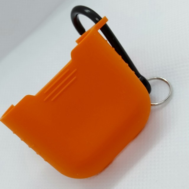AirPods （エアポッズ）ケースカバー シリコン製オレンジ

カラビナ付き スマホ/家電/カメラのオーディオ機器(ヘッドフォン/イヤフォン)の商品写真