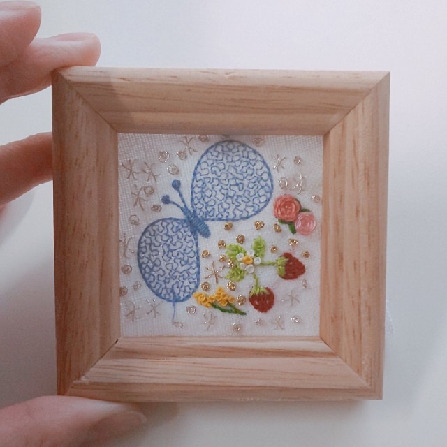 mina perhonen(ミナペルホネン)のミナペルホネン お花の刺繍 壁掛け ハンドメイド レディースのアクセサリー(ブローチ/コサージュ)の商品写真