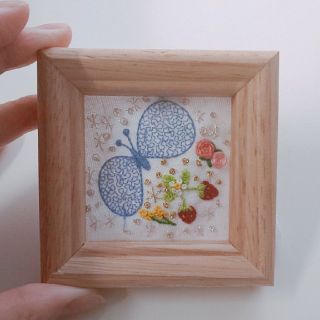 ミナペルホネン(mina perhonen)のミナペルホネン お花の刺繍 壁掛け ハンドメイド(ブローチ/コサージュ)