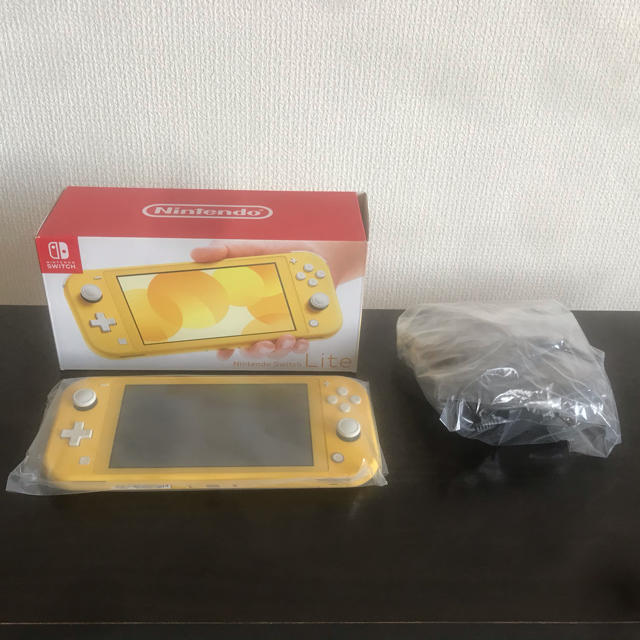 Nintendo Switch(ニンテンドースイッチ)のNintendo Switch Lite 32GB付き yellow エンタメ/ホビーのゲームソフト/ゲーム機本体(家庭用ゲーム機本体)の商品写真