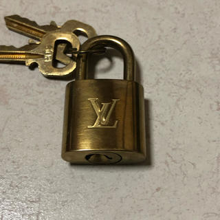 ルイヴィトン(LOUIS VUITTON)のルイヴィトンLOUIS VUITTON の南京錠　鍵です。(その他)