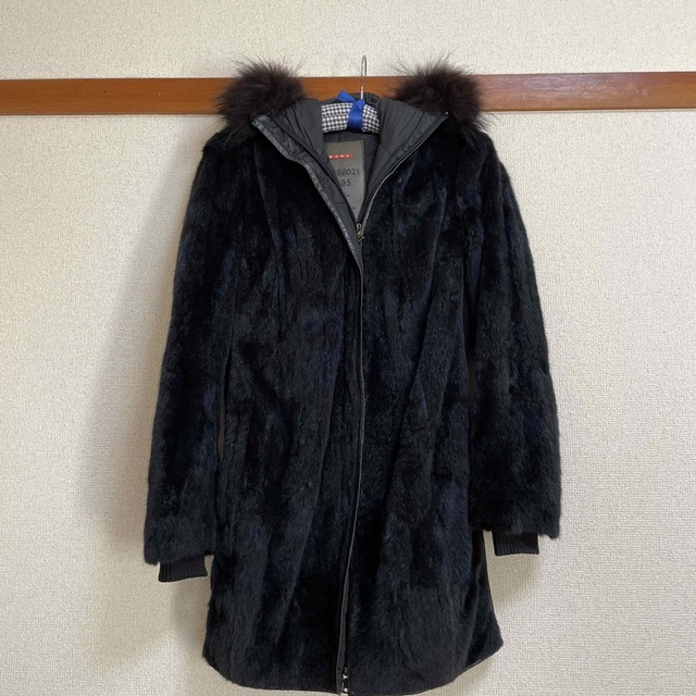 PRADA(プラダ)のりーのすけ様専用　PRADA  コート レディースのジャケット/アウター(毛皮/ファーコート)の商品写真