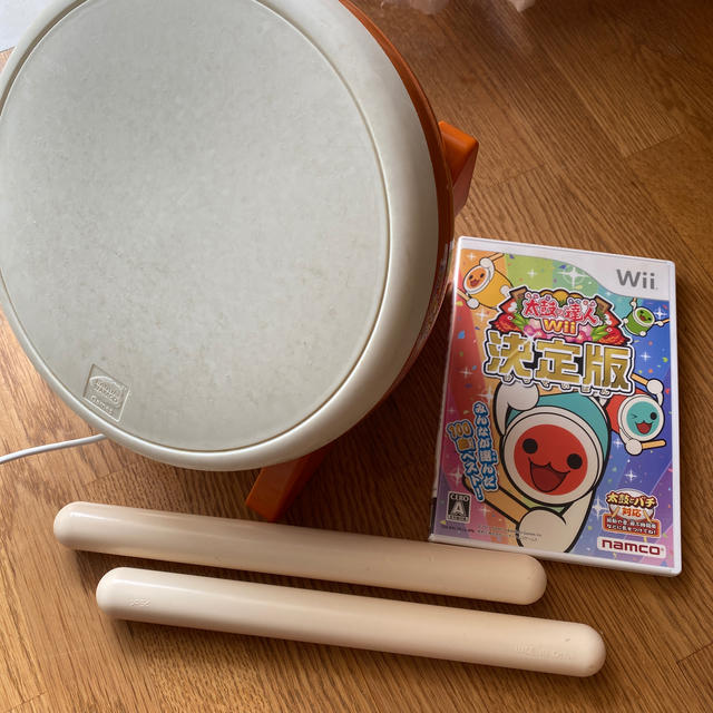 Wii(ウィー)の太鼓の達人Wii 決定版 太鼓とバチもセットで エンタメ/ホビーのゲームソフト/ゲーム機本体(家庭用ゲームソフト)の商品写真