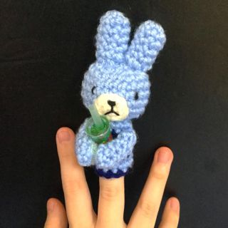 水色のうさぎさん編みぐるみ指人形　タピオカドリンク付き　ハンドメイド(あみぐるみ)