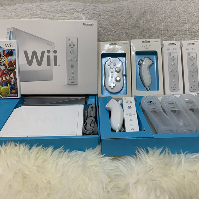 任天堂(ニンテンドウ)の4人で楽しめる極美品　Nintendo Wii RVL-S-WA  セット一式 エンタメ/ホビーのゲームソフト/ゲーム機本体(家庭用ゲーム機本体)の商品写真