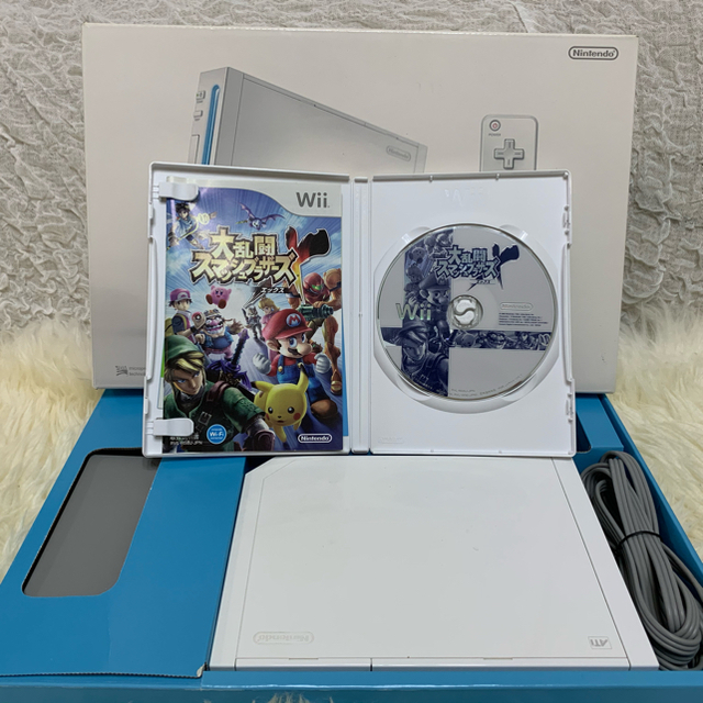 任天堂(ニンテンドウ)の4人で楽しめる極美品　Nintendo Wii RVL-S-WA  セット一式 エンタメ/ホビーのゲームソフト/ゲーム機本体(家庭用ゲーム機本体)の商品写真