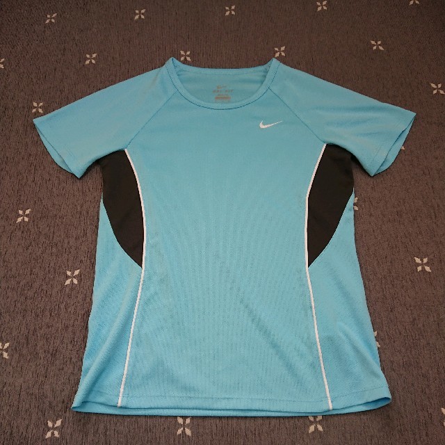 NIKE(ナイキ)のNIKE Tシャツ Sサイズ レディースのトップス(Tシャツ(半袖/袖なし))の商品写真