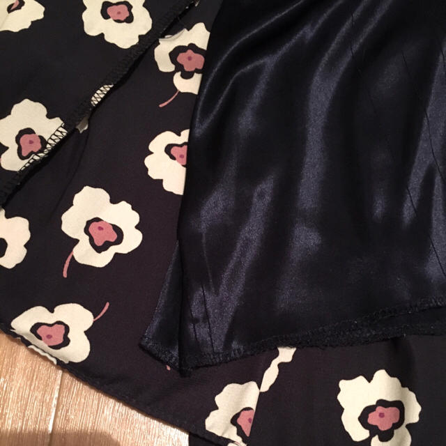 dholic(ディーホリック)のDHOLICネイビー色 花柄ミニスカート レディースのスカート(ミニスカート)の商品写真