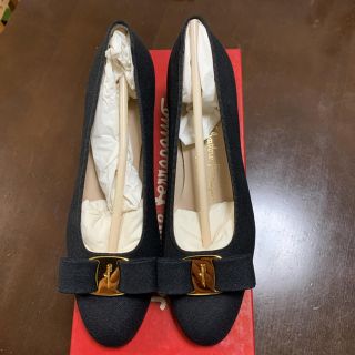 サルヴァトーレフェラガモ(Salvatore Ferragamo)の難あり　未使用品　正規品　フェラガモ パンプス　ヴァラ　布製　黒　61/2(ハイヒール/パンプス)