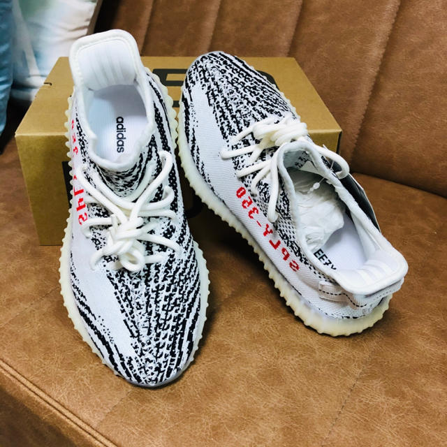 adidas(アディダス)のadidas yeezy boost 350 V2 zebra 240 レディースの靴/シューズ(スニーカー)の商品写真