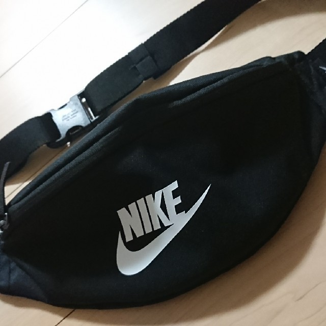 NIKE(ナイキ)の【NIKEボディバック】 レディースのバッグ(ボディバッグ/ウエストポーチ)の商品写真