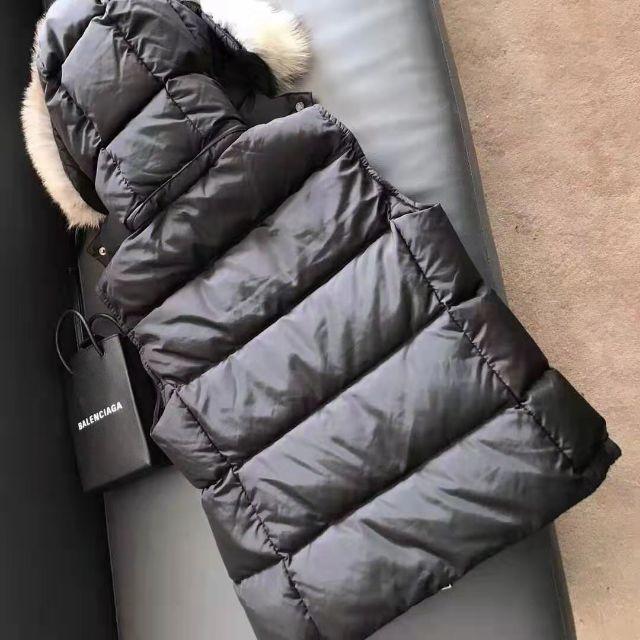 MONCLER(モンクレール)のモンクレール ダウンベスト ファー付き  M レディースのジャケット/アウター(ダウンベスト)の商品写真