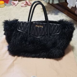 ミュウミュウ(miumiu)の売り切り！🖤ミュウミュウ　ファー　バッグ🖤(ハンドバッグ)