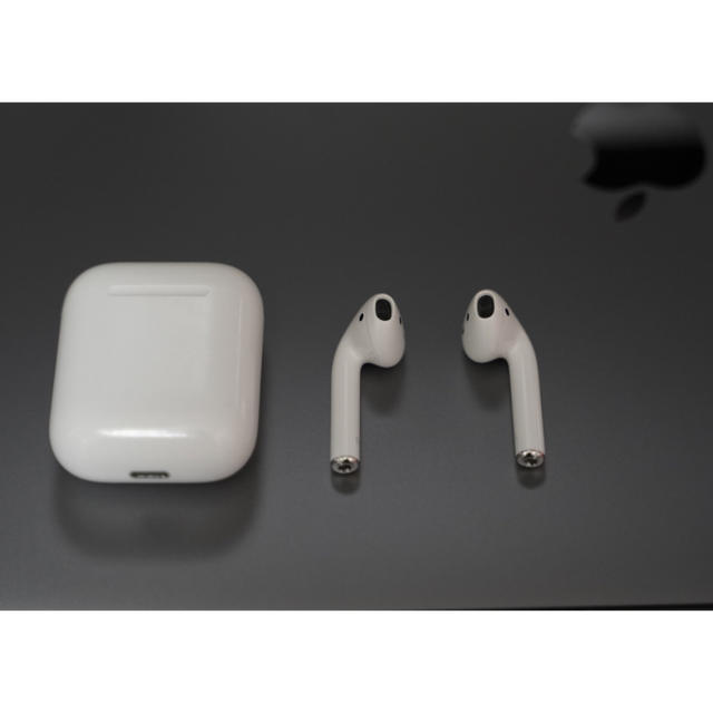 Apple(アップル)のAirPods 第1世代 中古 付属品完備 スマホ/家電/カメラのオーディオ機器(ヘッドフォン/イヤフォン)の商品写真