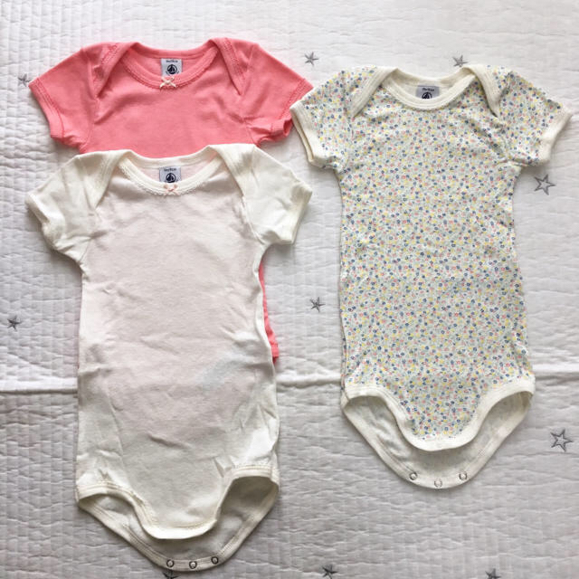 PETIT BATEAU(プチバトー)の新品未使用  プチバトー  半袖ボディ  3枚組  18m  リネン混 キッズ/ベビー/マタニティのベビー服(~85cm)(肌着/下着)の商品写真