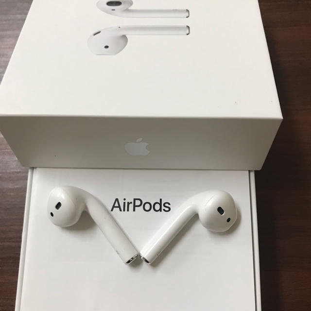 Apple(アップル)のAirpods エアーポッズ　第2世代　両耳左右　エアポッズ　アップル製　正規品 スマホ/家電/カメラのオーディオ機器(ヘッドフォン/イヤフォン)の商品写真