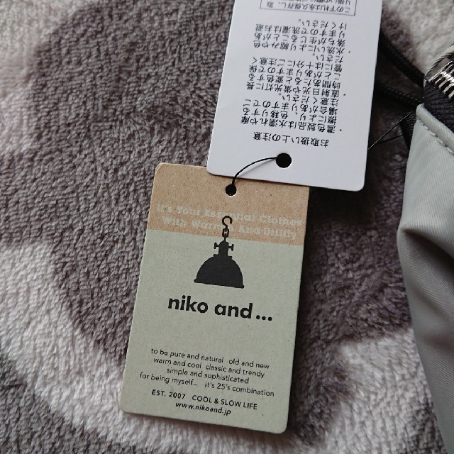 niko and...(ニコアンド)の新品　タグ付き　ボディーバッグ　グレー レディースのバッグ(ボディバッグ/ウエストポーチ)の商品写真