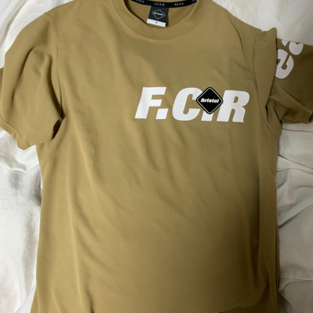 F.C.R.B.(エフシーアールビー)のFCRB STRADDLE LOGO S/S TOUR TEE メンズのトップス(Tシャツ/カットソー(半袖/袖なし))の商品写真