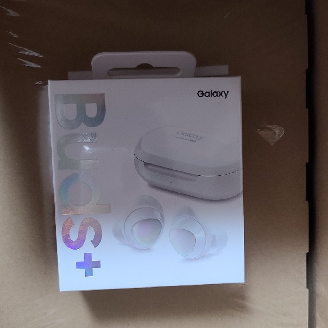 Galaxy(ギャラクシー)の新品　未開封　Galaxy Buds+ ホワイト　ワイヤレスイヤホン スマホ/家電/カメラのオーディオ機器(ヘッドフォン/イヤフォン)の商品写真