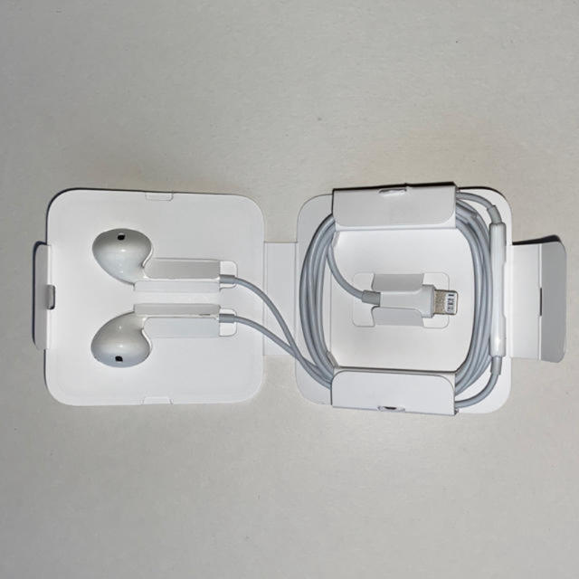 Apple(アップル)のiPhoneイヤホン 純正・変換ケーブル付 スマホ/家電/カメラのオーディオ機器(ヘッドフォン/イヤフォン)の商品写真
